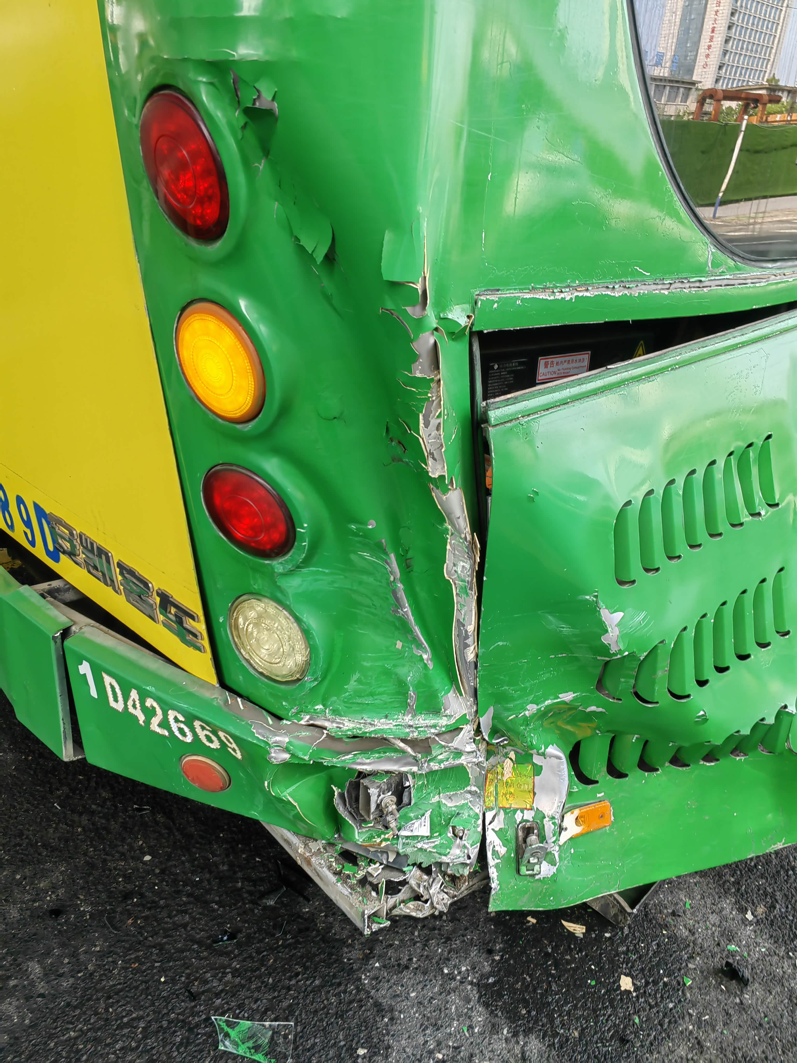 刚刚撞公交车了