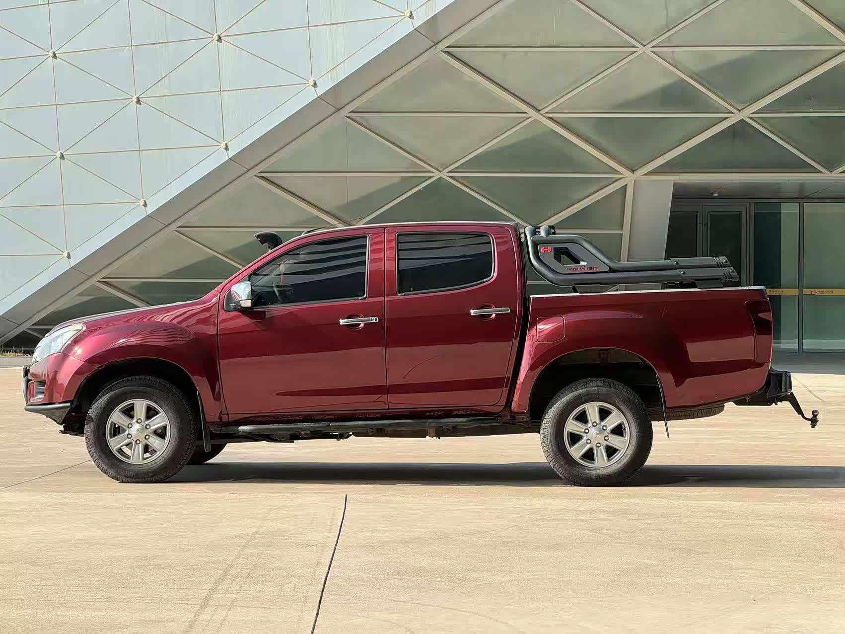 这台红色五十铃dmax皮卡,是硬派玩家的理想座驾