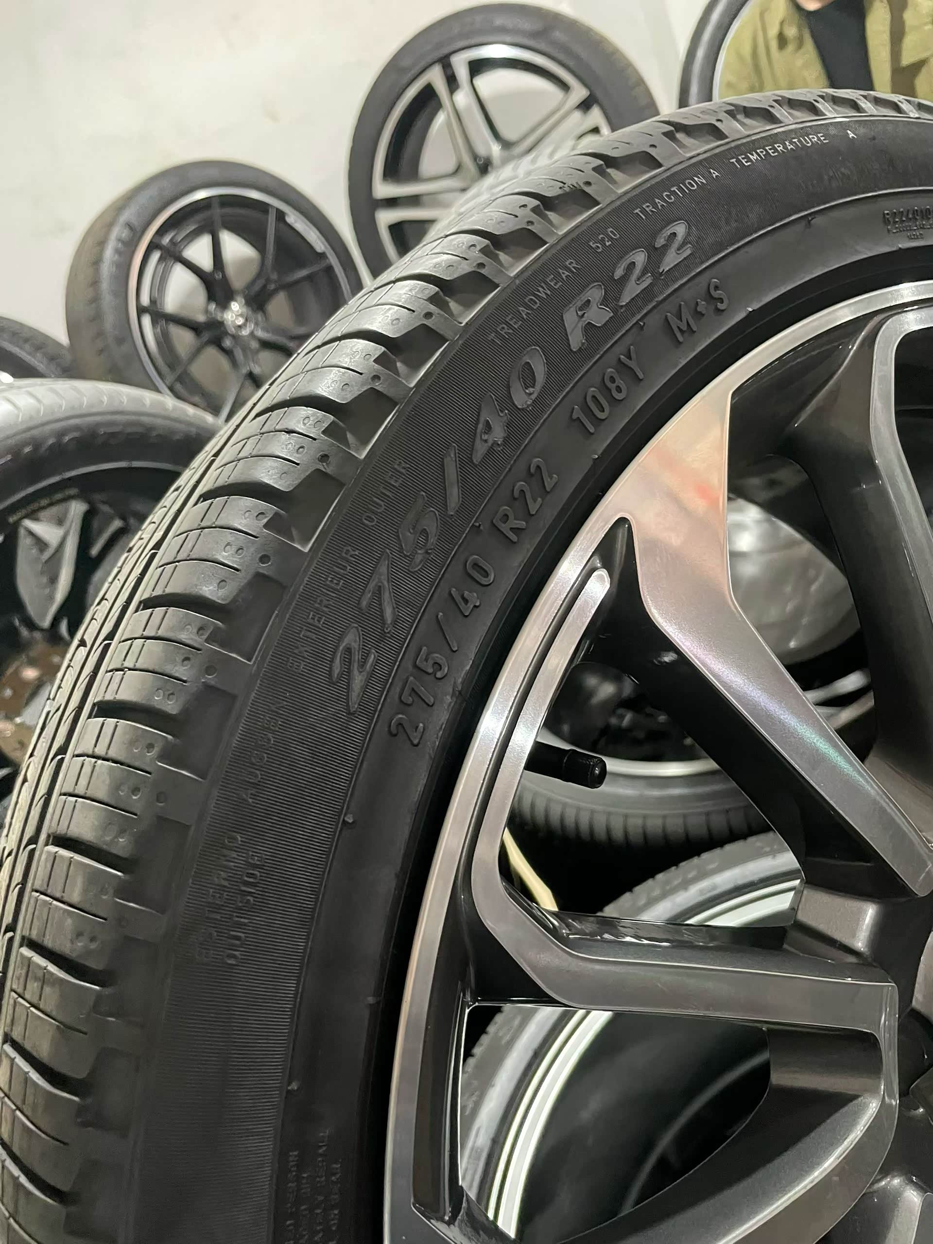 路虎揽胜轮毂轮胎