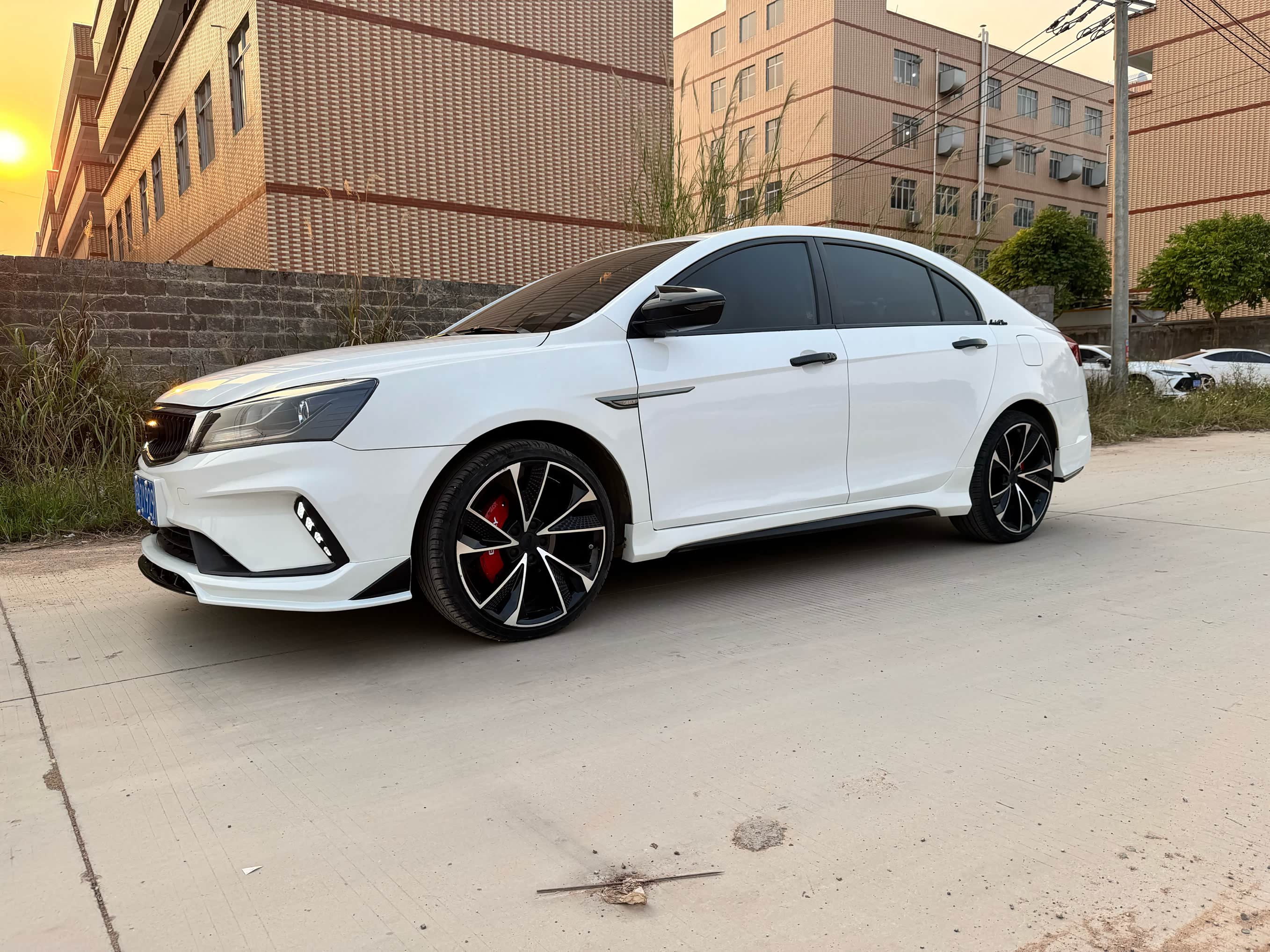 第3代帝豪改装外观升级 全套黑白双拼小包围 前保险杠3色雾灯