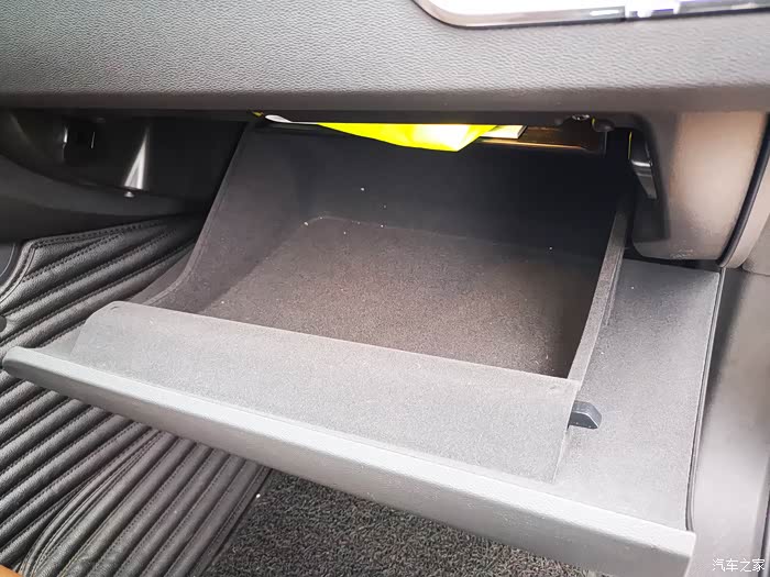 手套箱带有阻尼功能,打开后缓缓开启,内部与扶手箱一样都是植绒设计