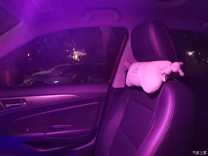 来看看cs75副驾驶座椅,真皮的座椅没加任何修饰,唯独加了一个辅助颈枕