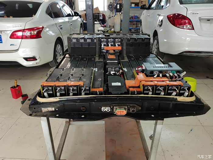 江淮iev5电池包拆解现场