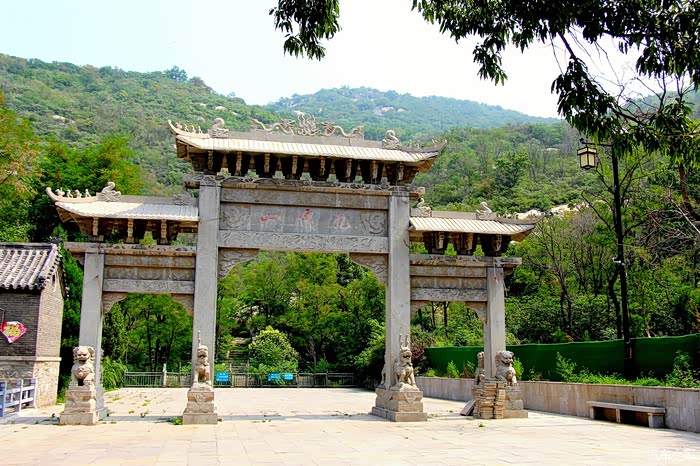 与沃同游曲阜的九仙山别具特色