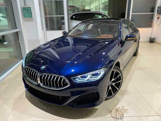 全新宝马8系四门轿跑时尚动感线条优美