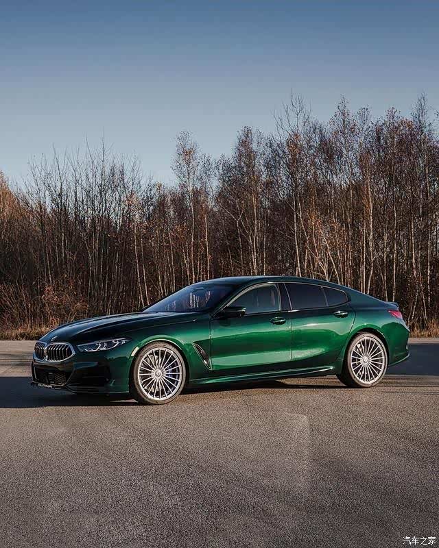 新款宝马alpinab8黑色多条辐轮毂看起来更具攻击性