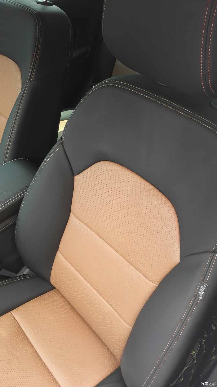 加装的打孔真皮座椅.