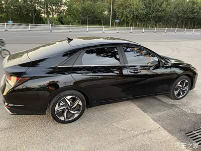 其实我的伊兰特腰线的设计也很特别,z字型的设计,不过是黑色的车身,不