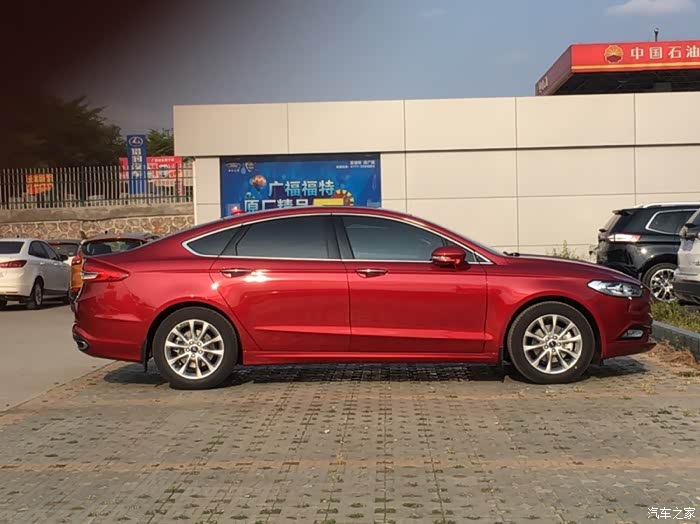 撸新蒙迪欧坦桑石蓝还是红色呢?