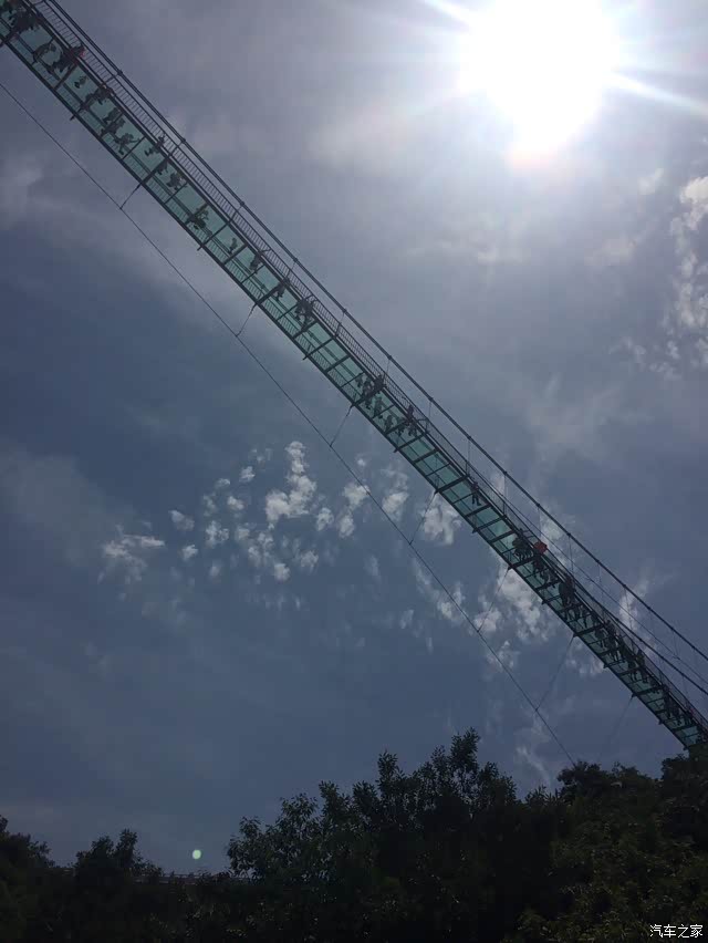 玻璃桥,是不是应该带个望远镜