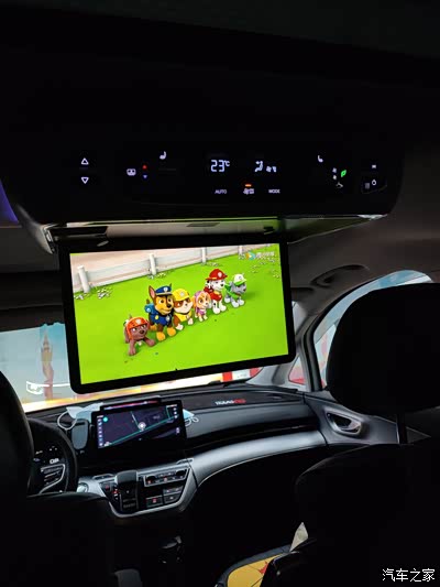 给你们来个不一样的自己装车载吸顶电视哄孩子神器