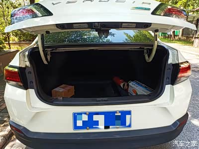 后备箱的容积我觉得一直都是他的优点,短小的车屁股内蕴含了巨大的