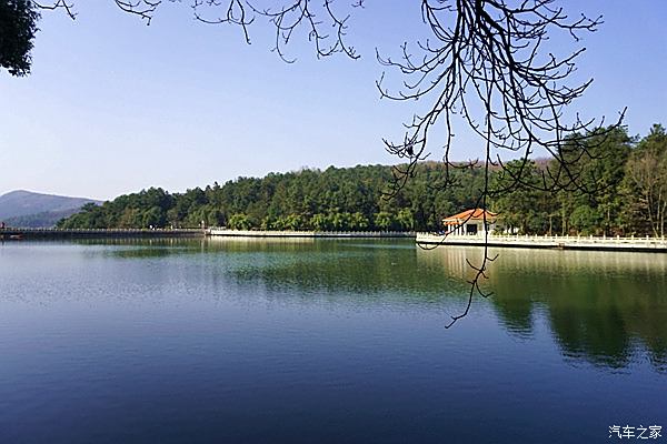 首先映入我們眼簾是連理湖,該湖三面環山,面向衝,水碧林翠,鳥語花香