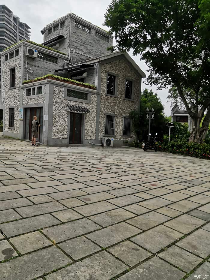 以青砖建的楼房