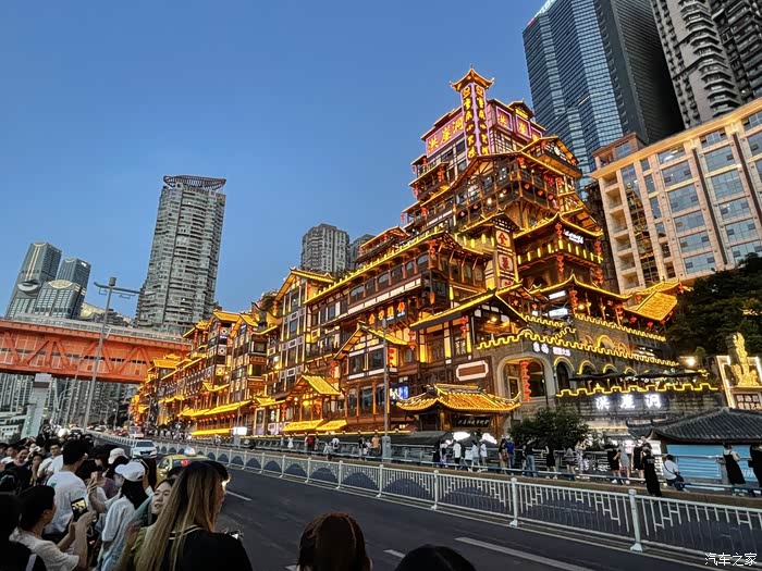 重庆打卡热闹非凡的洪崖洞朝天门地区