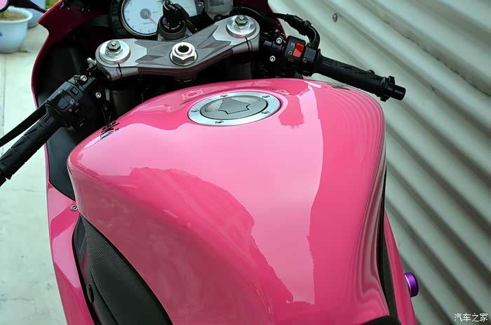 粉红色的川崎zx6r给大家欣赏