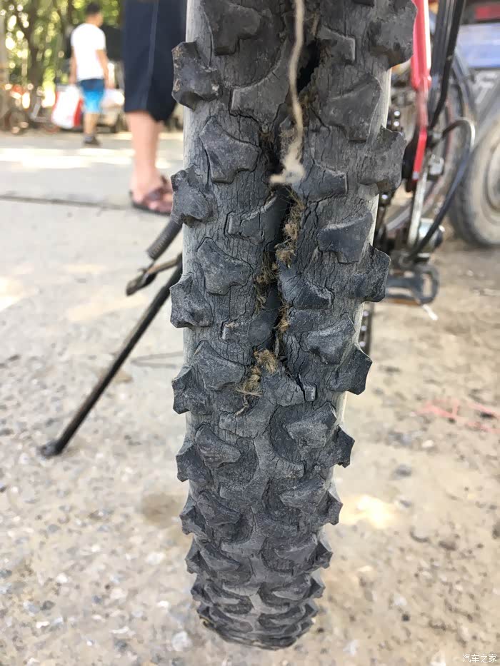 爆胎了,自行车也吓一跳