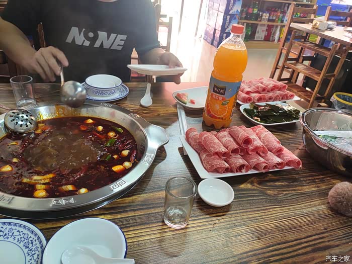 中午到了,我男朋友说要请我吃火锅,我都有一个月没吃过火锅了