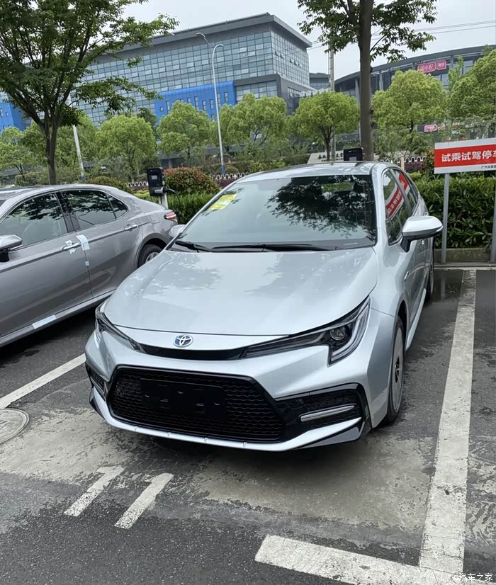 丰田雷凌双擎银色