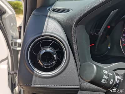 圆形的空调出风口,与奔驰的有点类似.