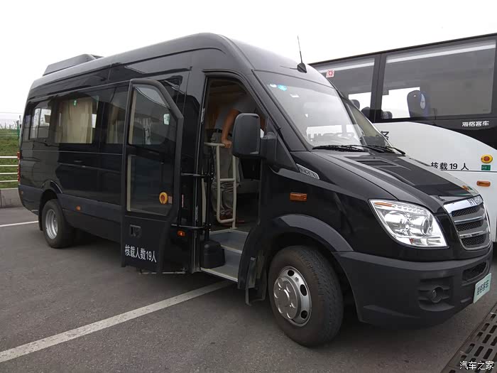 实拍19座商务车凌特