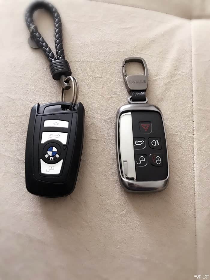 两辆车的钥匙,路虎的相对精致一点,宝马的太太厚了.