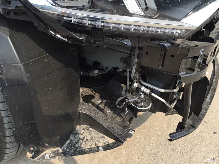 迈腾b8防撞梁上付的铁皮变形了,整个前杠需要更换吗?