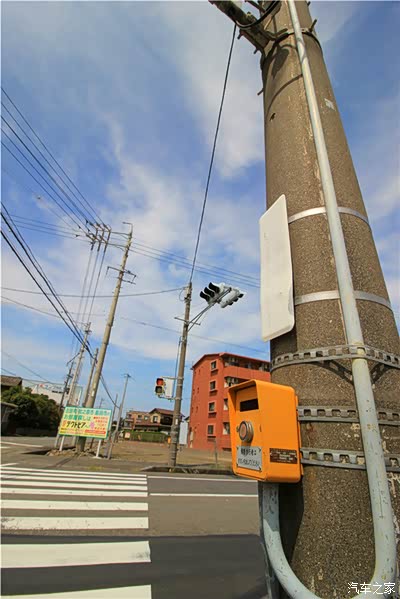 日本街头行人信号灯控制装置像国内只个摆设按完真会变灯