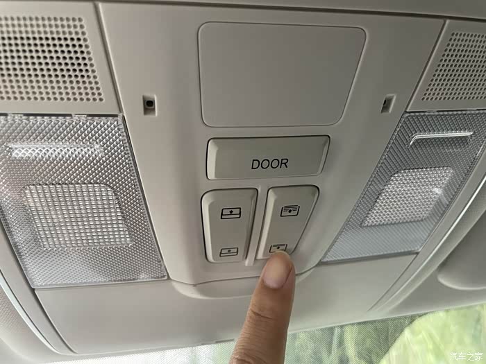 这个是控制遮阳帘的开关.