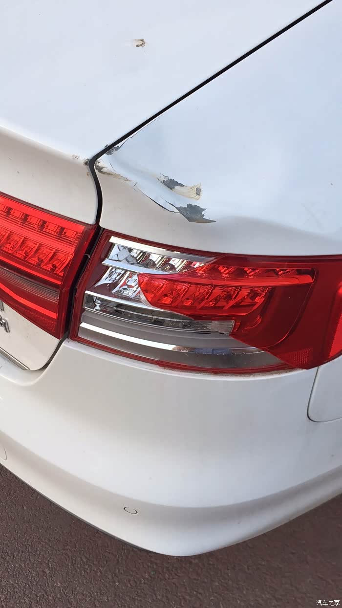 各位大神看看修一下后尾灯多少钱