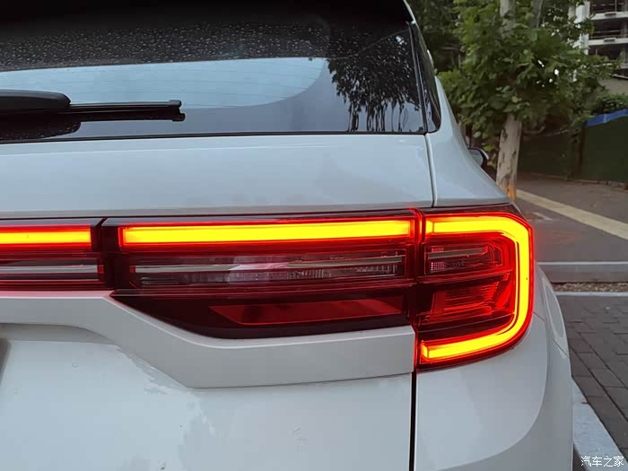 后尾灯灯光更细腻,晚上的辨识度也不错.