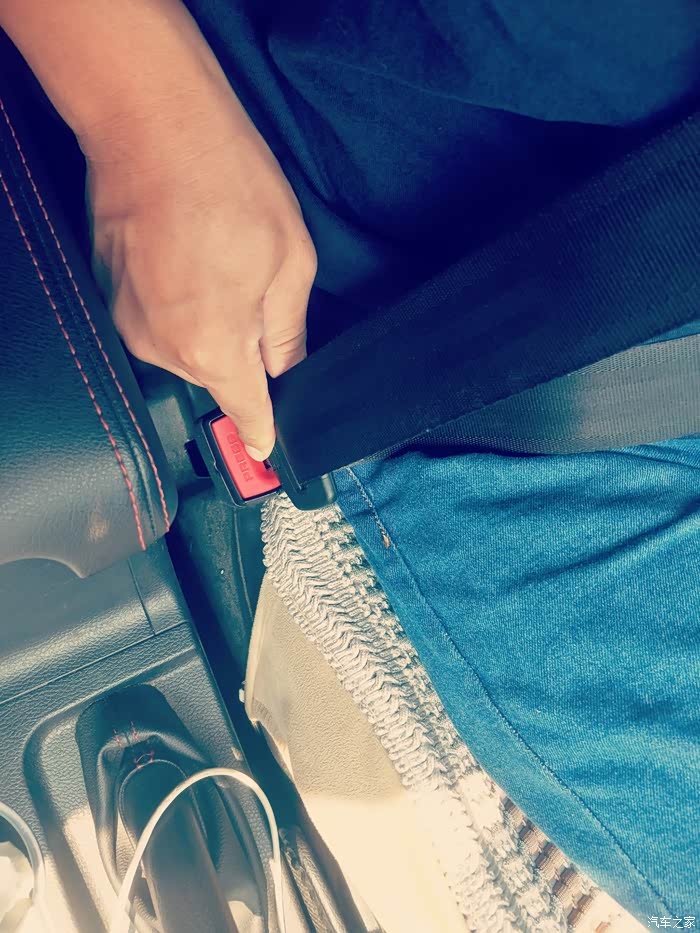 日常驾车安全带的使用很重要,我每次上车第一件事就是系安全带.