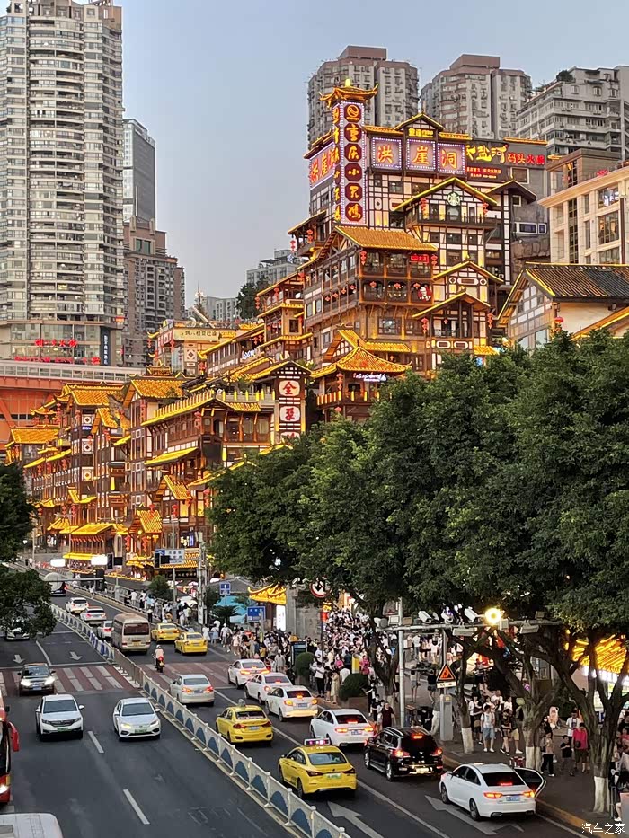 重庆打卡热闹非凡的洪崖洞朝天门地区