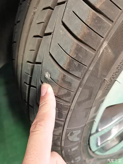 扎胎了!卧槽!心疼啊