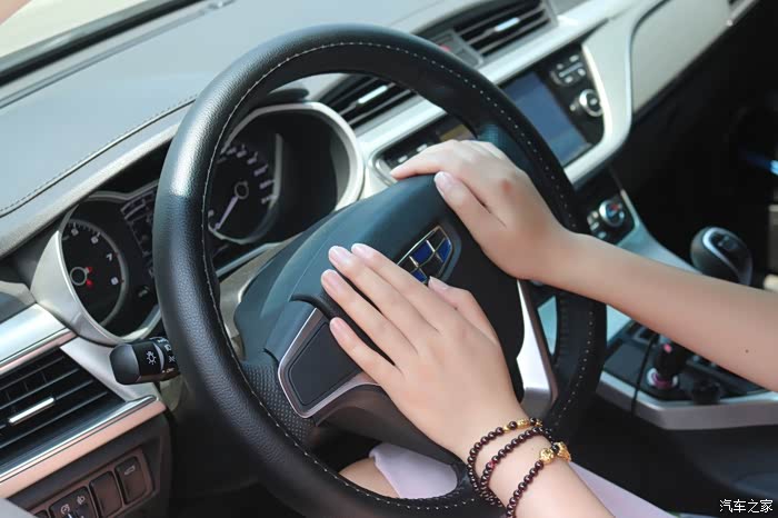 芊芊玉手抚摸方向盘哈哈