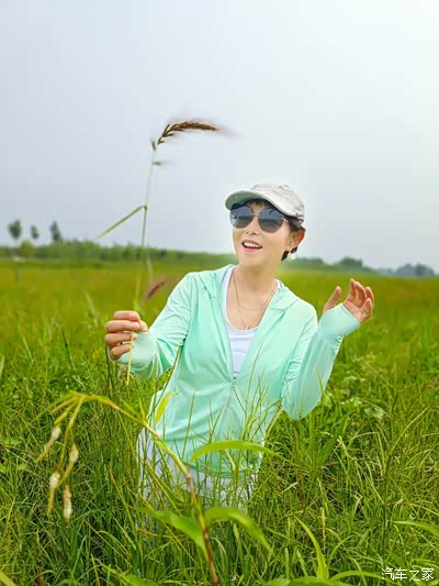 美女在浪漫花廊留影.