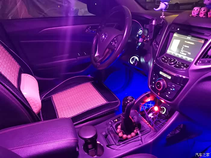 来看看主驾驶座椅及空间,氛围灯及顶部的紫色夜灯让车内看起来很有