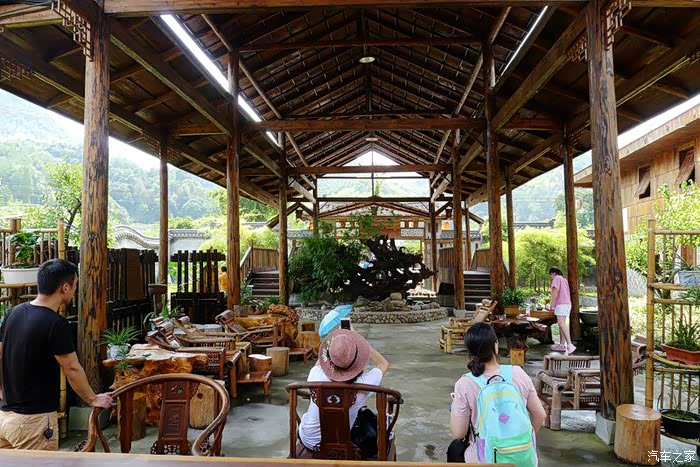 午饭后路,我们在饭庄对面一个竹里馆参观憩