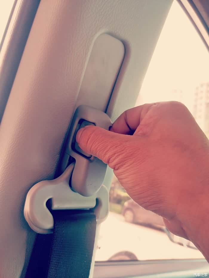 日常驾车安全带的使用很重要,我每次上车第一件事就是系安全带.