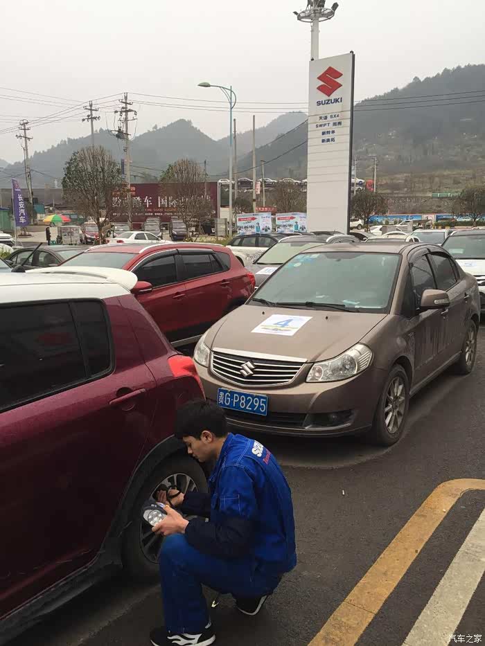 出发前,在4s店门口,技师在认真仔细的检查我们的车况