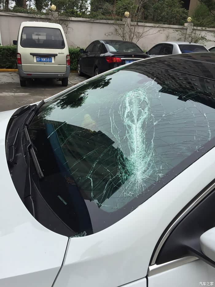 前后挡风玻璃全砸碎了,去4s店换原装的要多少钱,还有多车有什么影响吗