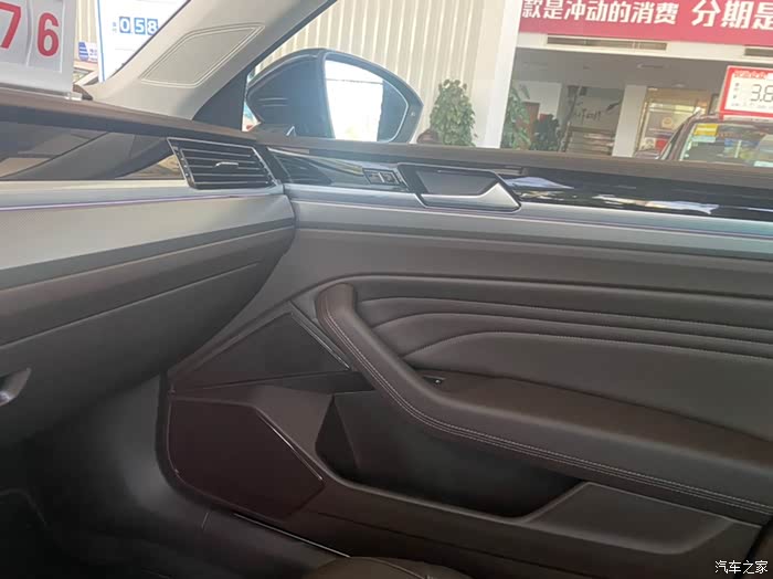 来个副驾照片,很宽敞,棕色内饰也是很漂亮的,但是本人还是喜欢黑色