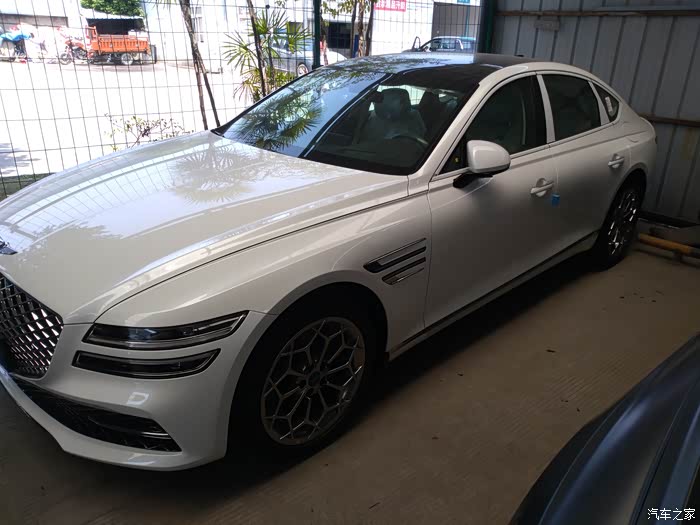 实拍成都某北京现代4s店实拍g80