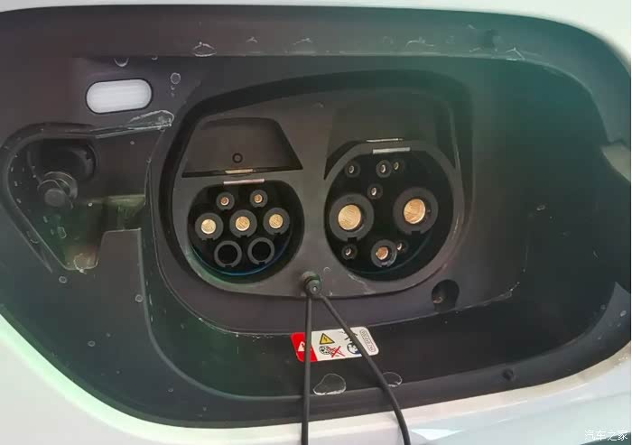 id4x的两个充电口