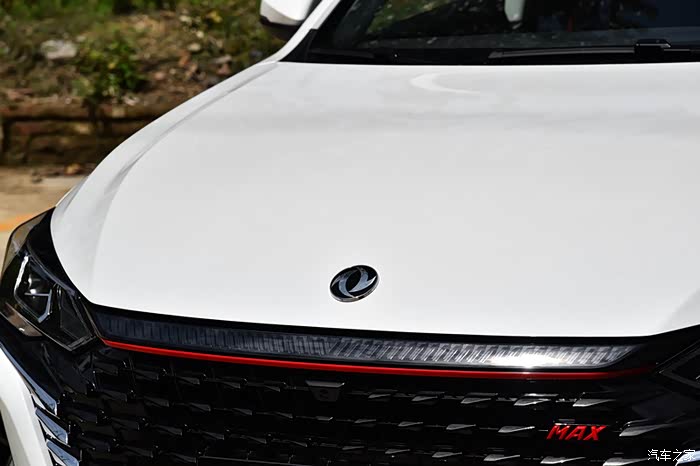 东风的车标放小之后,后面加入了风神单独的车标,更加的有高级感了.