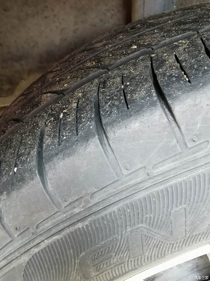七年的轮胎,邓禄普确实耐磨,不过橡胶老化了全是这种小裂纹,只能换了.
