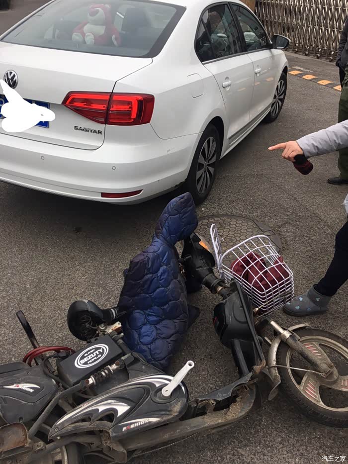 右转弯,车屁股被电动车撞了,还赔钱,一血就这么交代了