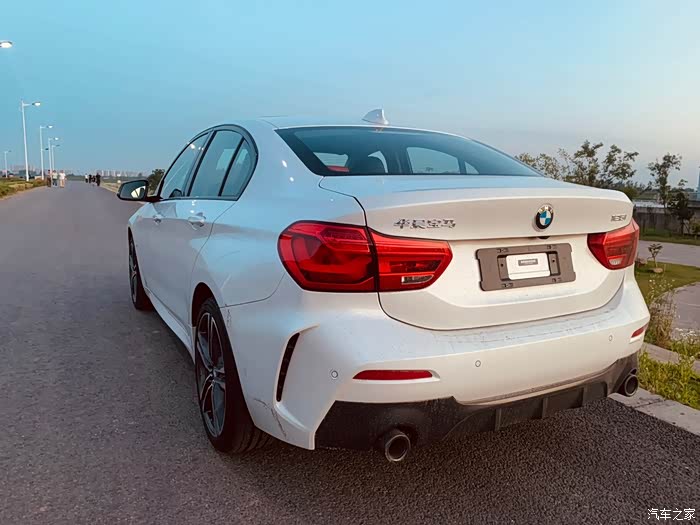 详细介绍宝马125i m运动耀夜