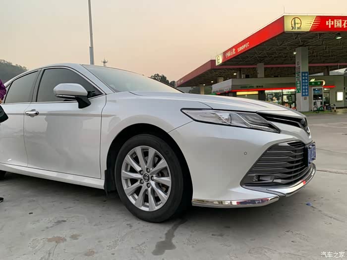 凯美瑞珍珠白前保险杠剐蹭漏底如何修复,求大神