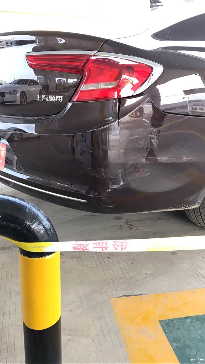 我的车 后保险杠倒车不小心撞开裂了一点